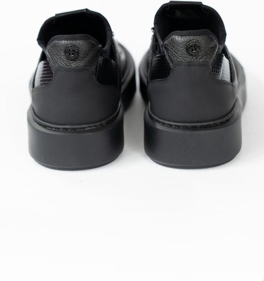 UA:
Чоловічі кросівки Blu Barrett з темно-синьої оленячої шкіри, вигляд ззаду
EN:
Men’s Blu Barrett sneakers in dark navy deer leather, rear view