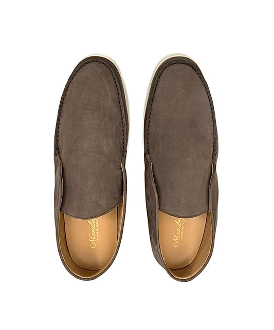Вид зверху: нубукові лофери Mandelli, колір taupe brown, made in Italy.
2. Бічний ракурс: чоловічі нубукові дезерти Mandelli, преміум нубук.
3. М’які нубукові лофери з гнучкою підошвою, Boutique Nardelli.
4. Італійські чоловічі лофери з нубуку, універсальний taupe brown.