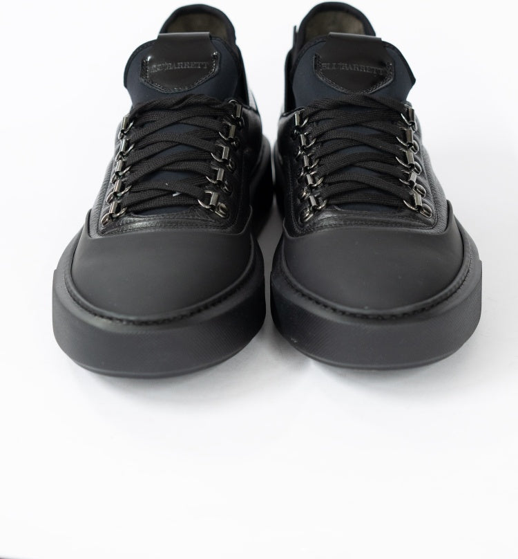 UA:
Чоловічі кросівки Blu Barrett з темно-синьої оленячої шкіри, фронтальний вигляд

EN:
Men’s Blu Barrett sneakers in dark navy deer leather, front angle