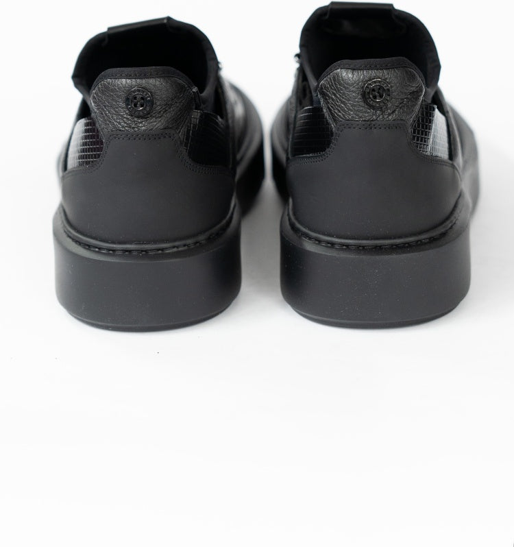 UA:
Чоловічі кросівки Blu Barrett з темно-синьої оленячої шкіри, вигляд ззаду

EN:
Men’s Blu Barrett sneakers in dark navy deer leather, rear view