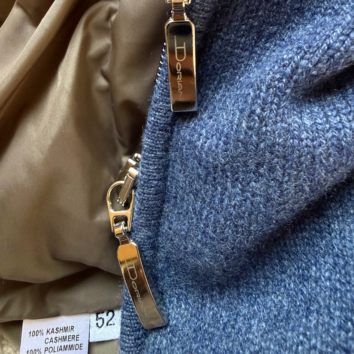 EN:
Men’s Doriani cashmere hybrid jacket, zipper detail

UA:
Чоловіча гібридна куртка Doriani з кашеміру, деталь застібки