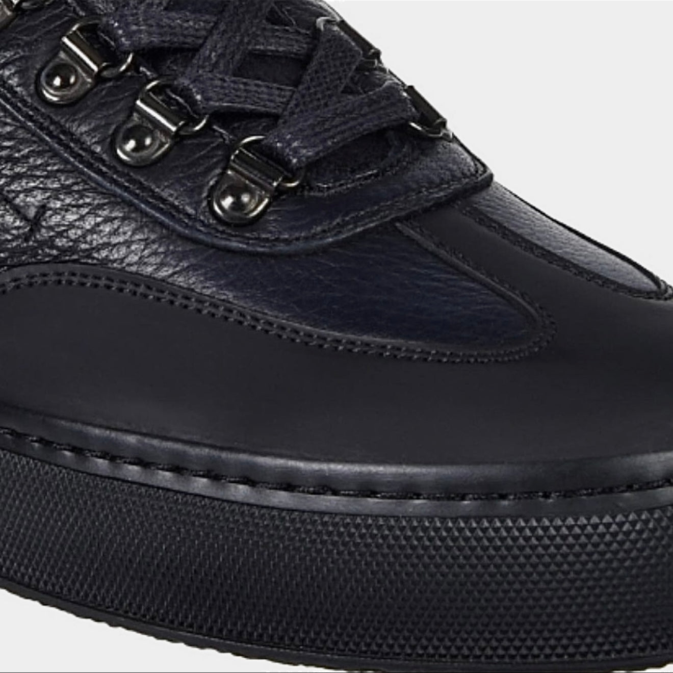 Bottom view of Blu Barrett sneakers showing high-grip rubber outsole for winter traction | Вид знизу на кросівки Blu Barrett, демонструє високозчепну гумову підошву для зиму