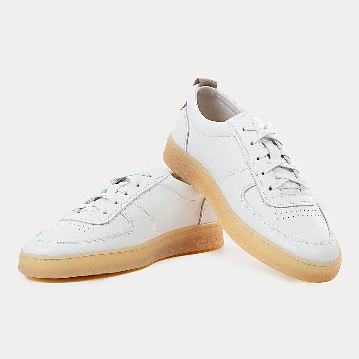 Кросівки Henderson на моделі, вид збоку /
Henderson sneakers on foot, side view