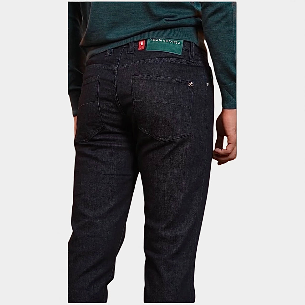 Шкіряна нашивка Tramarossa на темно-синіх джинсах