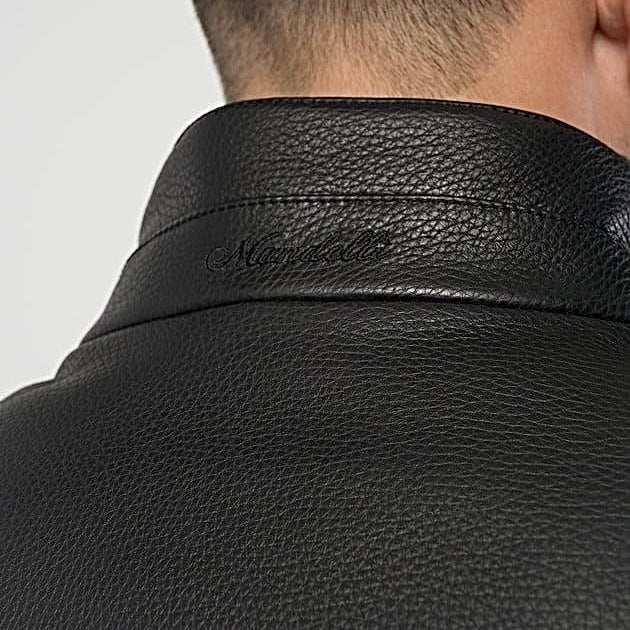 Вишитий логотип Mandelli в тон куртки. Елегантна, непомітна деталь/ Tone-on-tone embroidered Mandelli logo.
Elegant, subtle detail.