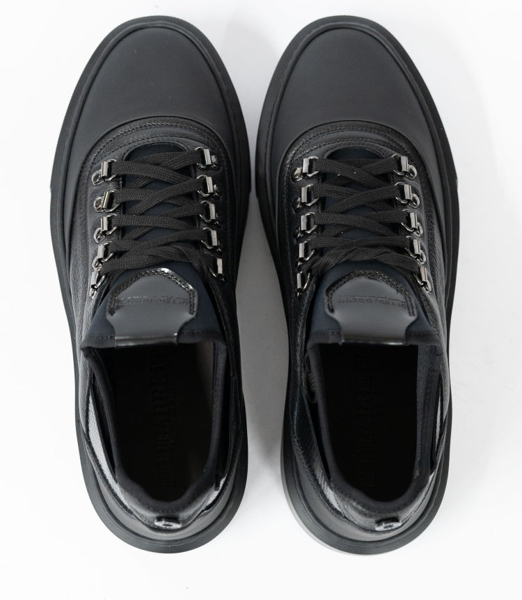 UA:
Чоловічі кросівки Blu Barrett з темно-синьої оленячої шкіри, вигляд зверху

EN:
Men’s Blu Barrett sneakers in dark navy deer leather, top view