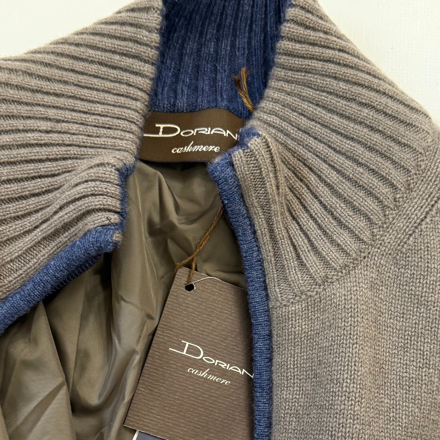 EN:
Men’s Doriani cashmere hybrid jacket, knit collar detail

UA:
Чоловіча гібридна куртка Doriani з кашеміру, деталь вʼязаного коміра
