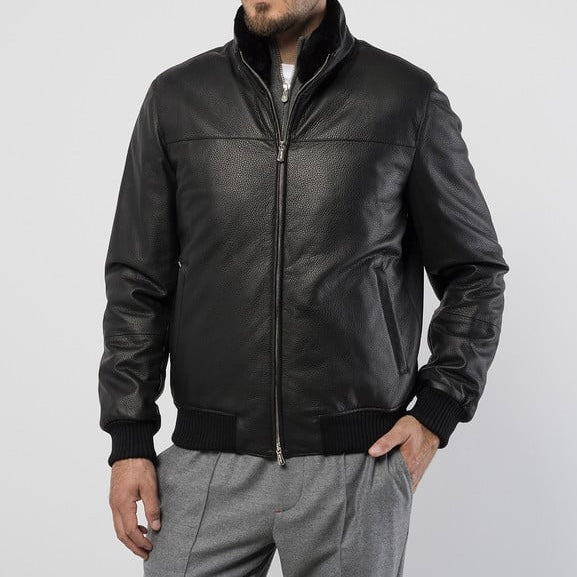 Куртка Mandelli в стилі бізнес-
кежуал з чорними штанами та светром.
Елегантно та стильно/Mandelli jacket in business casual style with black pants and sweater. Elegant and stylish.