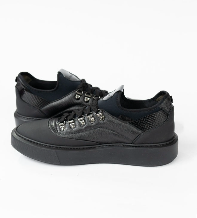 UA:
Чоловічі кросівки Blu Barrett з темно-синьої оленячої шкіри, боковий вигляд

EN:
Men’s Blu Barrett sneakers in dark navy deer leather, side view