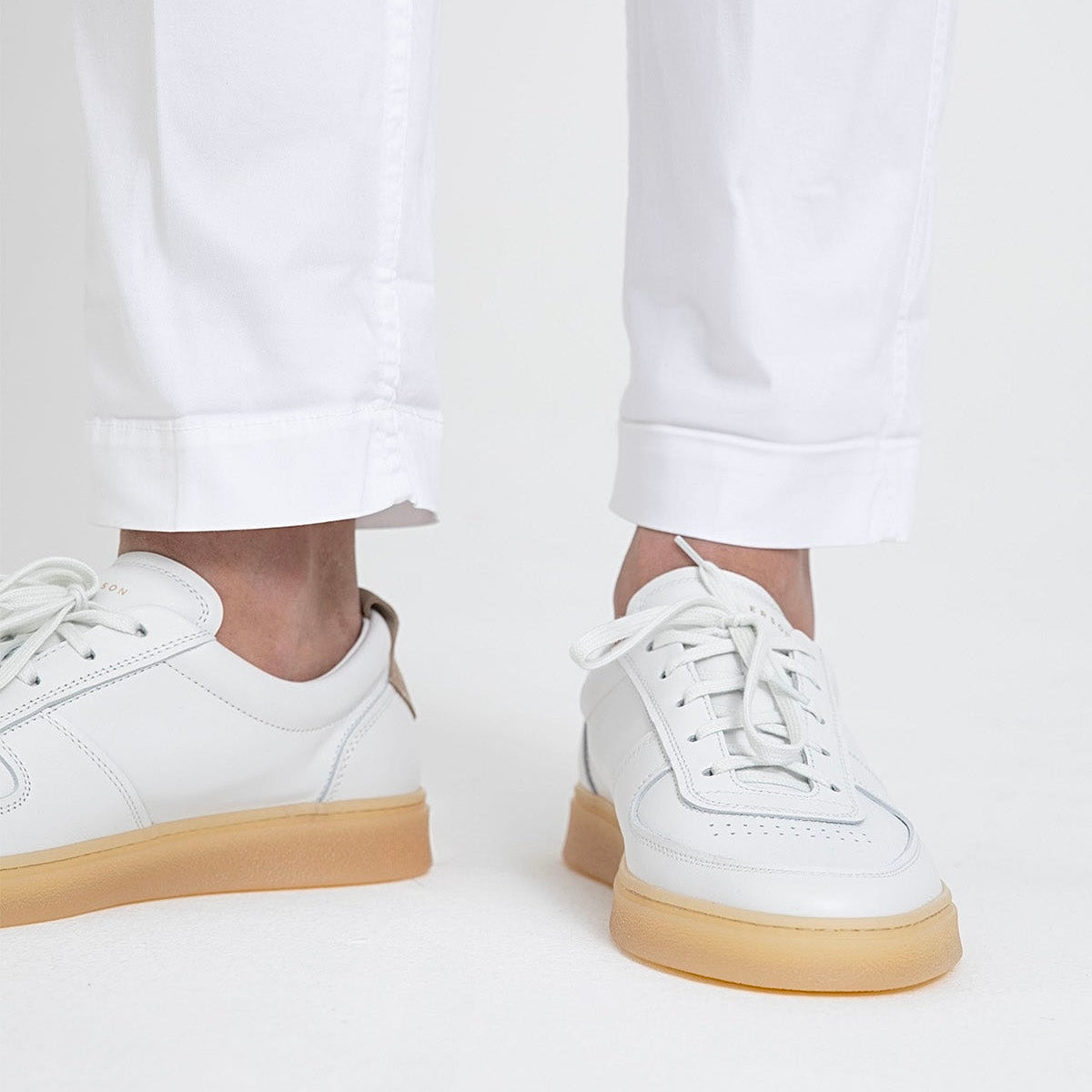 Кросівки на моделі, вид спереду / Sneakers on
foot, front view