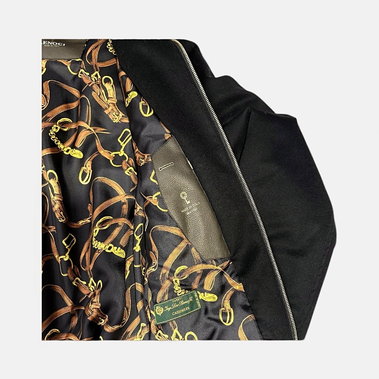 EN:
Leather interior details inside Lenoci Loro Piana cashmere bomber jacket

UA:
Шкіряне внутрішнє оздоблення бомбера Lenoci з кашеміру Loro Piana
