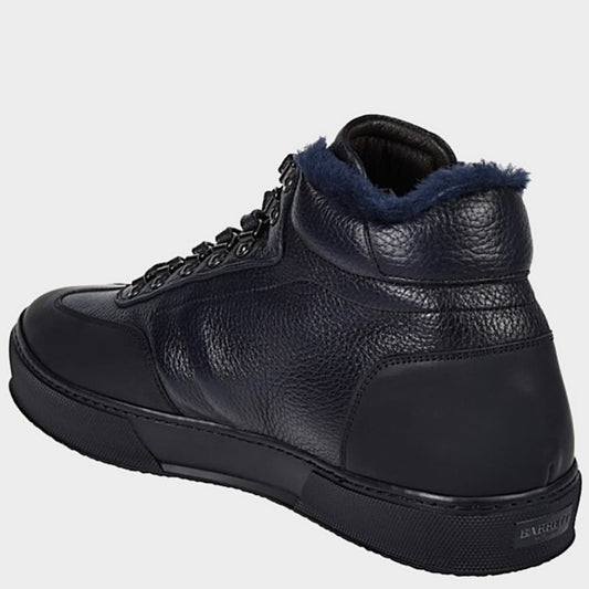 Close-up detail of genuine deer leather texture and natural fur lining in Blu Barrett sneakers | Детальний знімок текстури справжньої шкіри оленя та натуральної хутряної підкладки в кросівках Blu Barrett