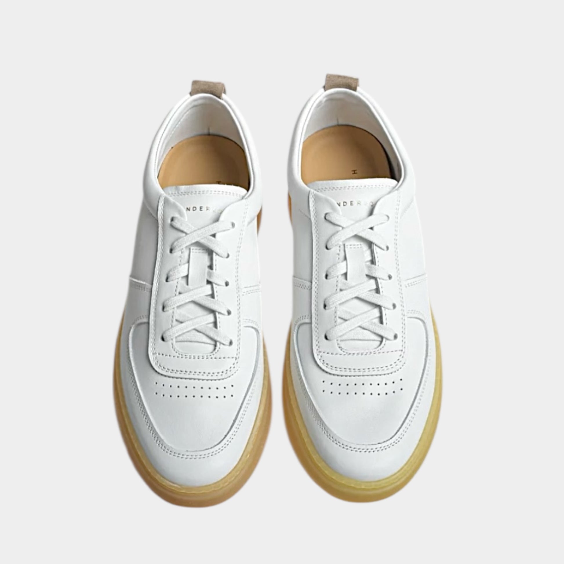 Кросівки в антуражі (lifestyle) / Sneakers in
context (lifestyle shot)