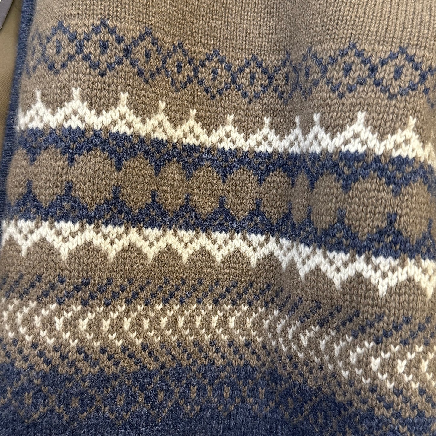 EN:
Men’s Doriani cashmere hybrid jacket, knit texture detail

UA:
Чоловіча гібридна куртка Doriani з кашеміру, текстура трикотажу