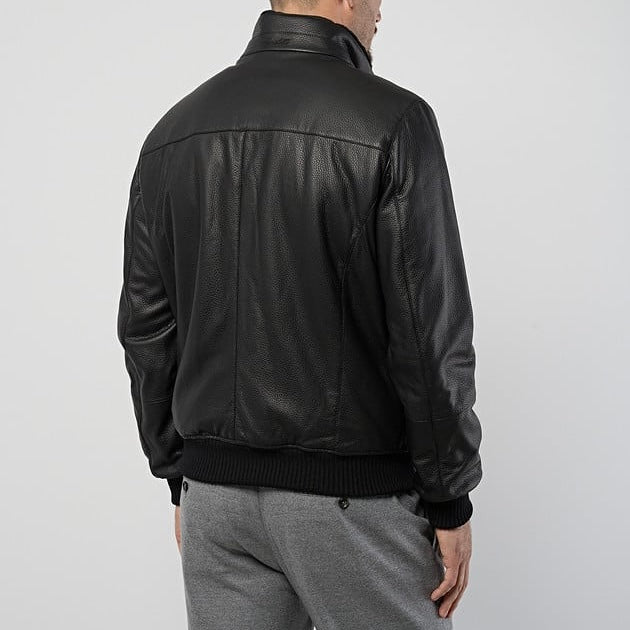 Куртка Mandelli на моделі.
Підкреслює плечі та талію, ідеальна посадка/ Mandelli jacket on model. Accentuates shoulders and waist, perfect fit.