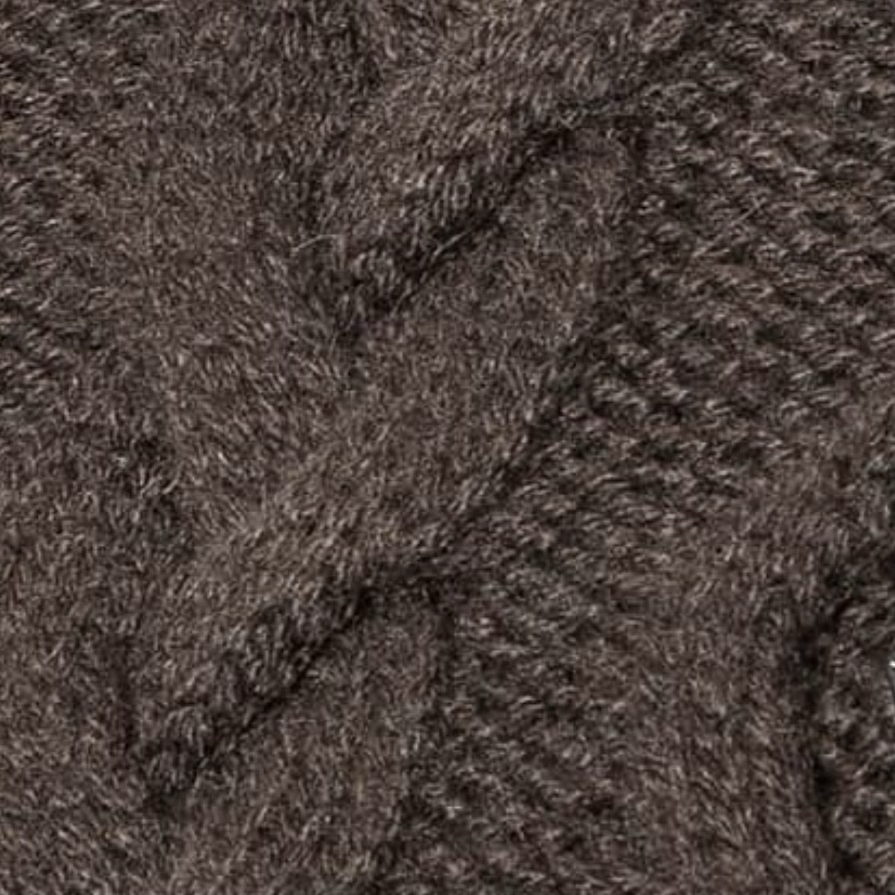 DORIANI cashmere cardigan detail of the braided cable knit pattern near the zipper / Деталь плетеного візерунка «коси» біля блискавки на кардігані DORIANI.