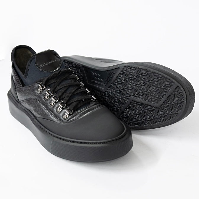 UA:
Чоловічі кросівки Blu Barrett з темно-синьої оленячої шкіри, вид підошви

EN:
Men’s Blu Barrett sneakers in dark navy deer leather, sole view