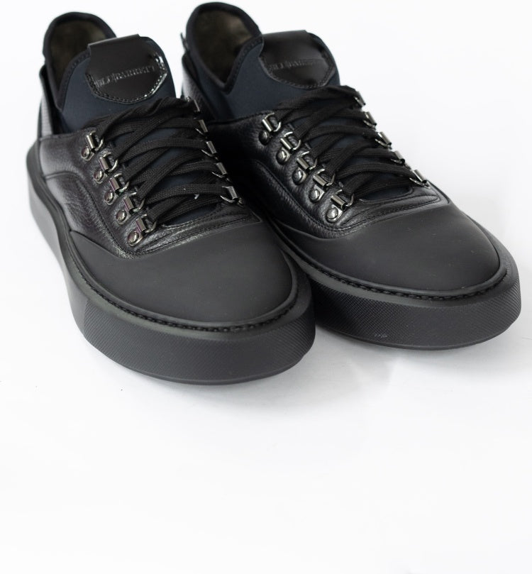 UA:
Чоловічі кросівки Blu Barrett з темно-синьої оленячої шкіри, вигляд спереду

EN:
Men’s Blu Barrett sneakers in dark navy deer leather, front view