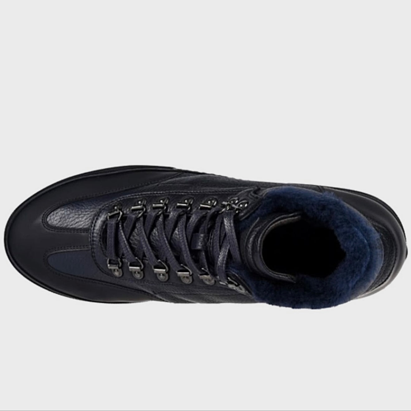 Side profile of Blu Barrett winter sneakers showing design details and lace-up closure | Боковий профіль зимових кросівок Blu Barrett, демонструє дизайнерські деталі та шнуровку
