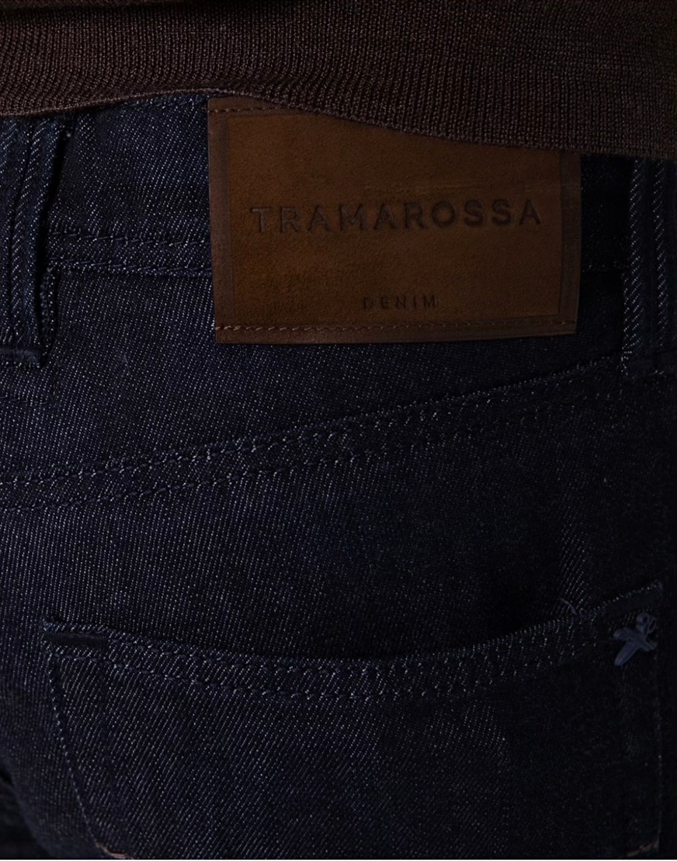 1.	Tramarossa Leonardo Zip dark blue jeans front view
	2.	Tramarossa Leonardo Zip dark blue jeans back view
	3.	Tramarossa denim D452 close-up
	4.	Tramarossa leather patch close-up
	5.	Tramarossa Leonardo Zip model wearing jeans full body
	6.	Jeans fabric texture dark blue Tramarossa