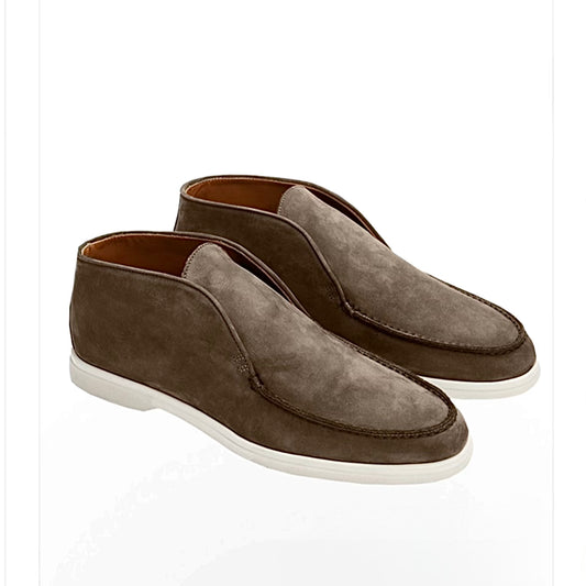 Top view of Mandelli nubuck loafers, taupe brown, handmade in Italy.
	2.	Side view of Italian nubuck desert loafers by Mandelli, premium taupe color.
	3.	Soft nubuck men’s loafers, lightweight flexible sole, Boutique Nardelli.
	4.	Premium Italian nubuck loafers for men, taupe brown shade.
