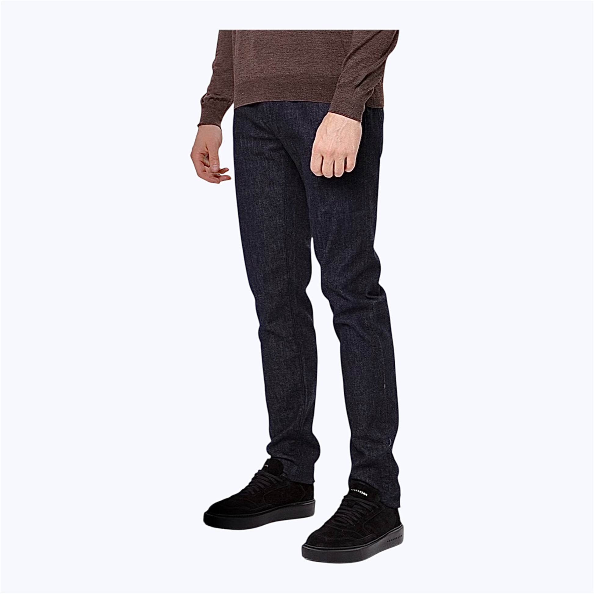 Джинси Tramarossa Leonardo Zip темно-синій денім спереду
	2.	Джинси Tramarossa Leonardo Zip темно-синій денім ззаду
	3.	Тканина Tramarossa D452 крупний план
	4.	Шкіряна нашивка Tramarossa крупним планом
	5.	Модель у джинсах Tramarossa Leonardo Zip повний зріст
	6.	Текстура деніму Tramarossa темно-синій
