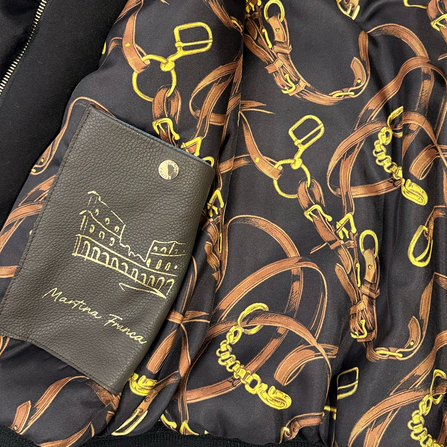 EN:
Silk patterned lining inside Lenoci Loro Piana cashmere bomber jacket

UA:
Шовкова підкладка з візерунком всередині бомбера Lenoci з кашеміру Loro Piana
