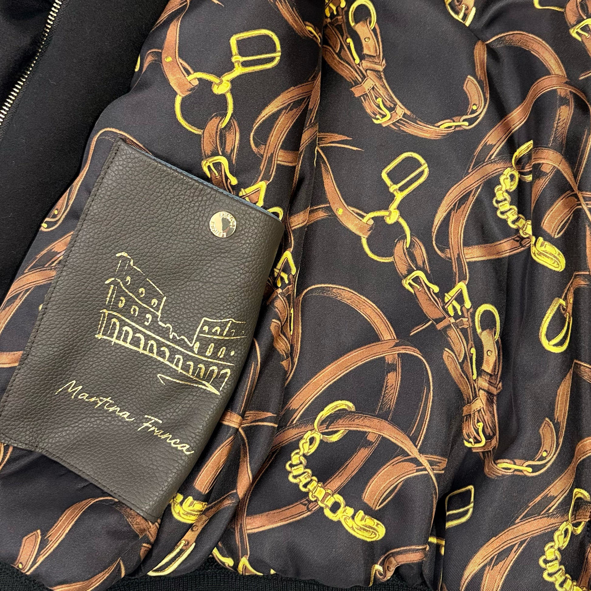 EN:
Silk patterned lining inside Lenoci Loro Piana cashmere bomber jacket

UA:
Шовкова підкладка з візерунком всередині бомбера Lenoci з кашеміру Loro Piana