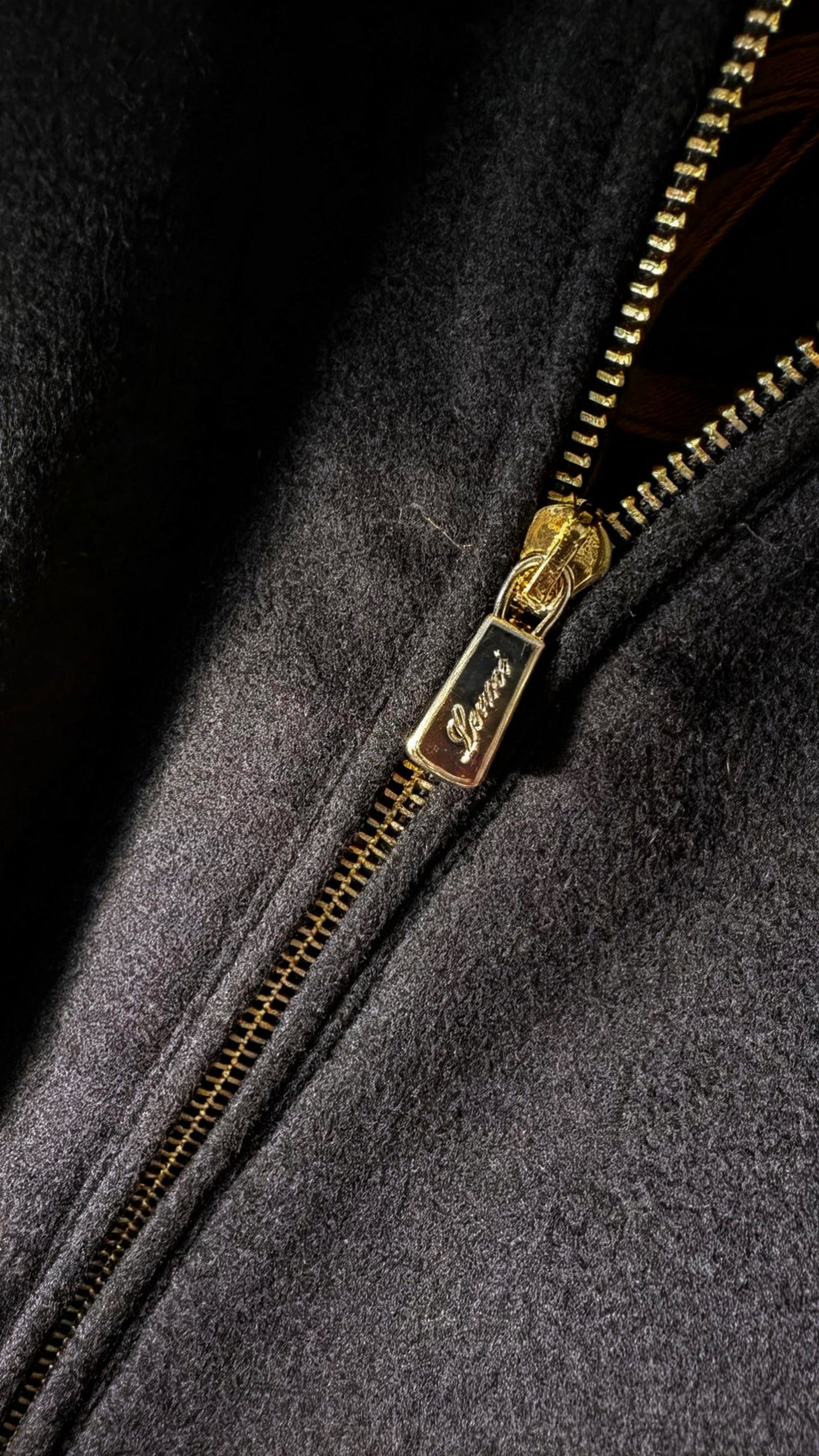 EN:
High-quality metal zipper and Loro Piana cashmere texture on Lenoci bomber jacket

UA:
Металева блискавка та фактура кашеміру Loro Piana на бомбері Lenoci
