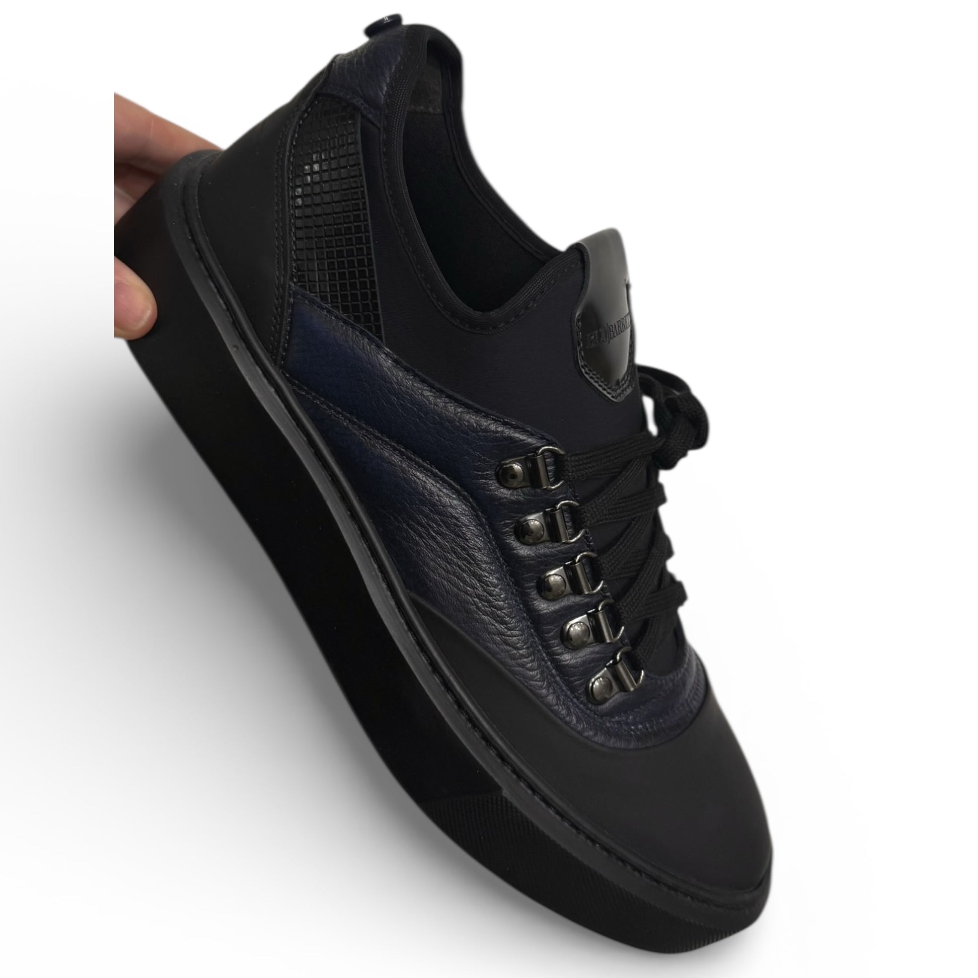 UA:
Чоловічі кросівки Blu Barrett з темно-синьої оленячої шкіри, деталь збоку

EN:
Men’s Blu Barrett sneakers in dark navy deer leather, side detail